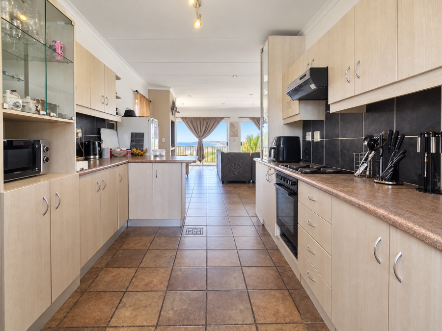 To Let 4 Bedroom Property for Rent in Hoogland Western Cape